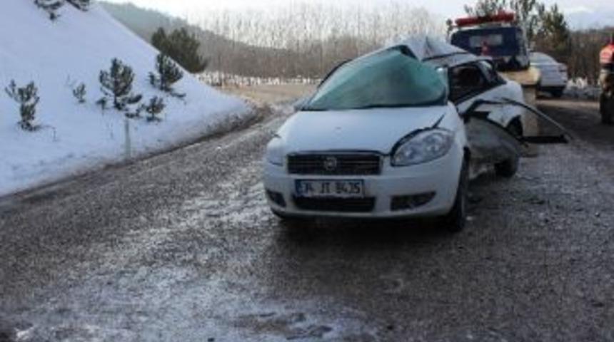 Otomobil İle S&uuml;t Kamyonu &Ccedil;arpıştı: 1 &Ouml;l&uuml;, 1 Yaralı