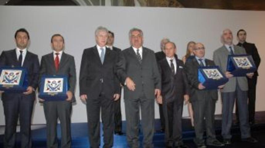 Bakan Yazıcı'ya Kutusuyla Ayakkabı Hediye Edildi