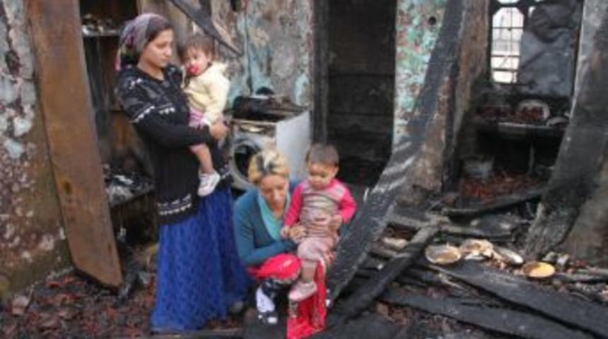 Evi Yanan Aileye Kızılay'dan Yardım