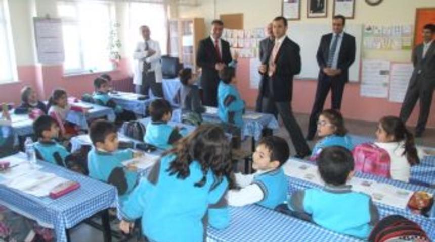 Kaymakam Şeng&ouml;k&rsquo;ten Okullara 100 Temel Eser Kitap Seti