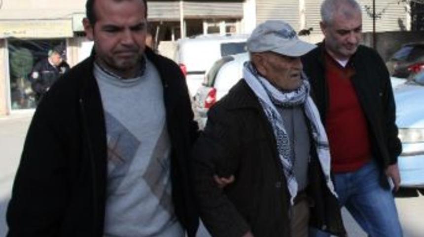 Yaşlı Adam 4 Bin Lirayı Sokakta Sayınca &Ccedil;aldırdı