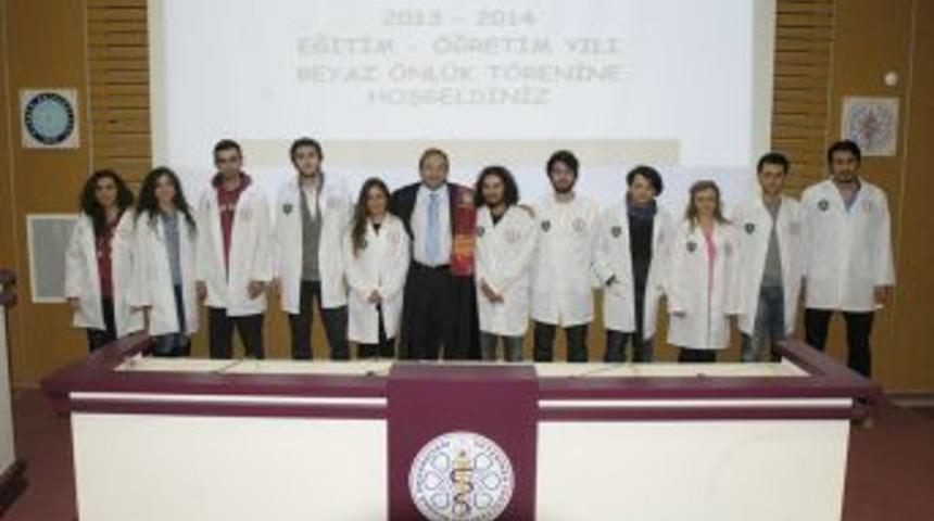 Veteriner Fak&uuml;ltesi &Ouml;ğrencileri Beyaz &Ouml;nl&uuml;klerini Giydi