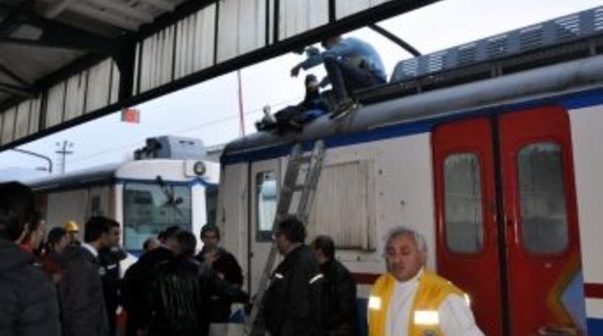 Fotoğraf &Ccedil;ektirmek İ&ccedil;in Trenin &Uuml;st&uuml;ne &Ccedil;ıkan Turistler Akıma Kapıldı