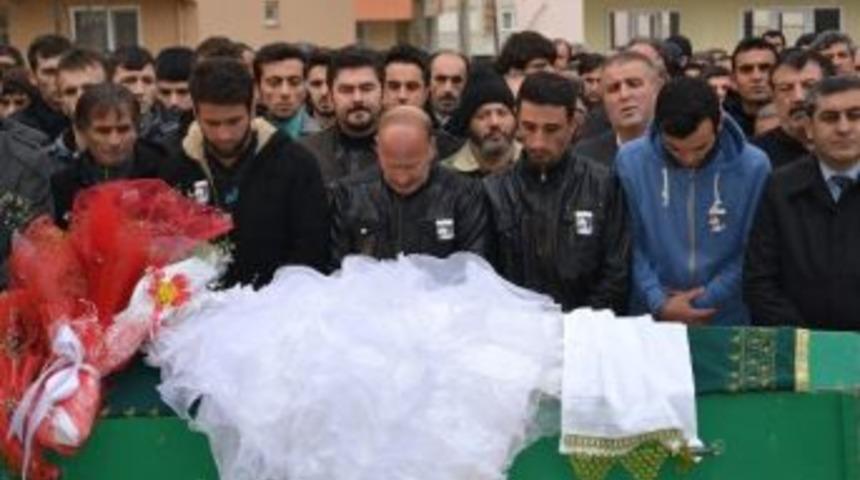 Tabutu Gelinlikle &Ouml;rt&uuml;ld&uuml;, Ablasını G&ouml;zyaşlarıyla Uğurladı