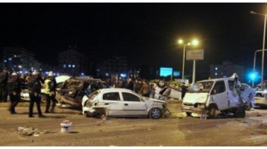 Freni Boşalan Kamyon Dehşet Sa&ccedil;tı: 1 &Ouml;l&uuml;, 16 Yaralı