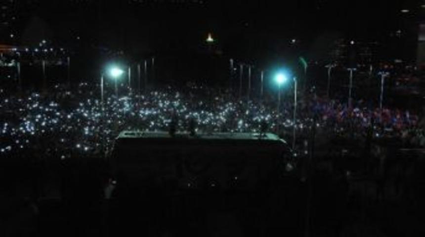 Başbakan Erdoğan, Meşale Ve Cep Telefonlarının Işıklarıyla Karşılandı