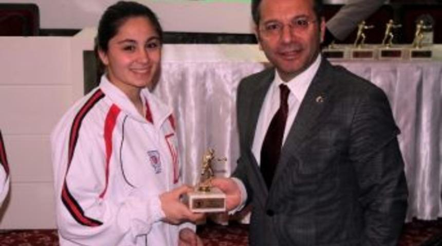 Samsun&rsquo;da Başarılı Sporculara Kupa Ve Madalya