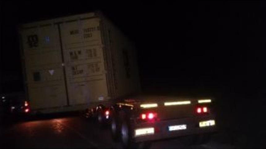 Dorsesi Yana Kayan Tır, Minib&uuml;sle &Ccedil;arpıştı