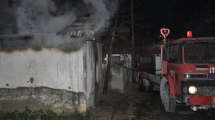 Kadirli&rsquo;de Sobadan &Ccedil;ıkan Yangın Evi K&uuml;l Etti