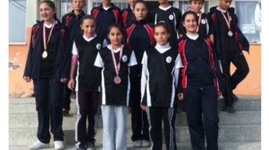 Pazarlar Ortaokulu Kros Takımı Şampiyon