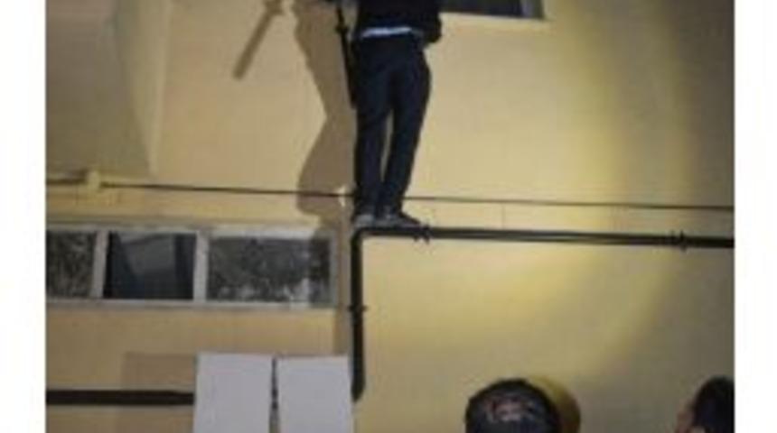 Hırsız Girdiği Evde Mahsur Kaldı