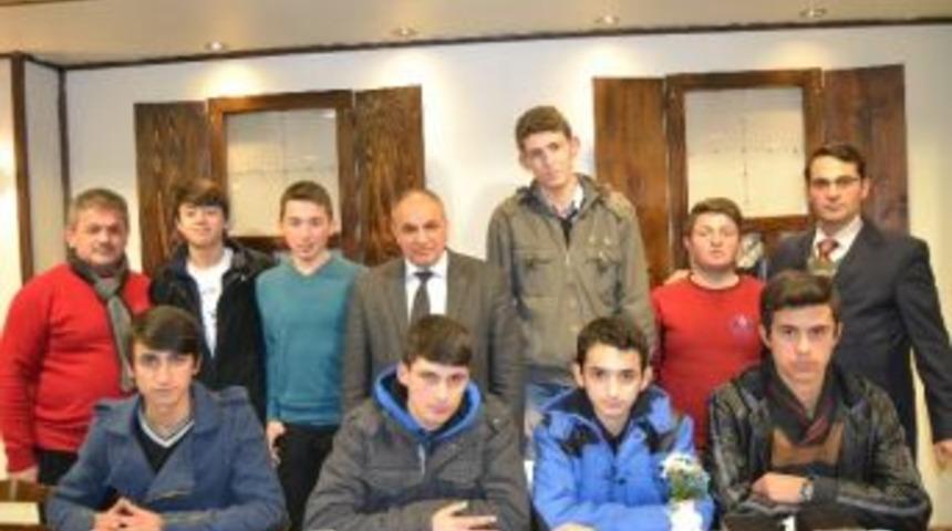 D&uuml;zce End&uuml;stri Meslek Lisesi Şampiyonlarına Yemek