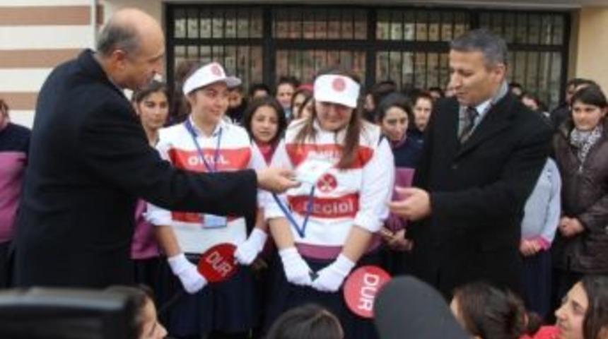 G&ouml;n&uuml;ll&uuml; Okul Ge&ccedil;it G&ouml;revlileri İşbaşında