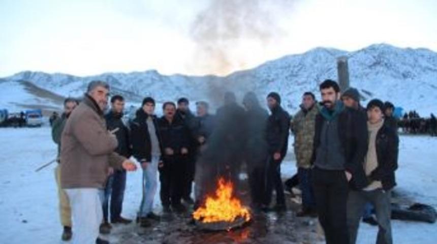 Dondurucu Soğuklar Hayvan Pazarında &Ccedil;ileye D&ouml;n&uuml;ş&uuml;yor