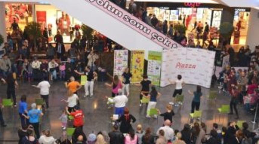Zumba Sentao İle Piazza&rsquo;da 27 Bin 600 Kalori Yaktılar