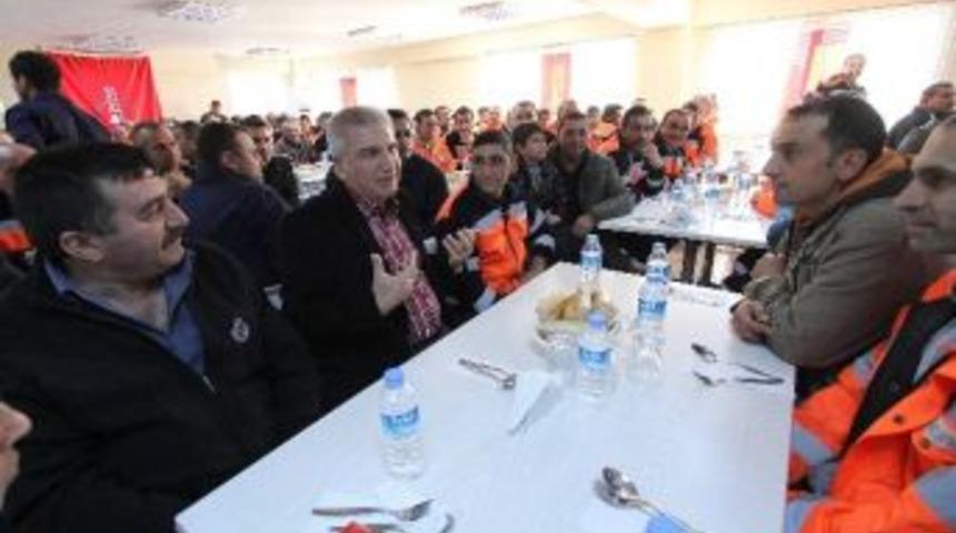 Başkan Durak&rsquo;tan İş&ccedil;ilerine Anlamlı Teşekk&uuml;r, &ldquo;emeğinizin &Ouml;n&uuml;nde Saygıyla Eğiliyorum&rdquo;