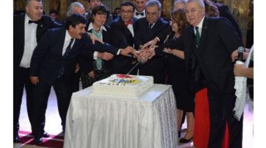 Chp'li Talak, İzsiad'ın &ldquo;2014&rsquo;e Hoşgeldin&rdquo; Balosuna Katıldı