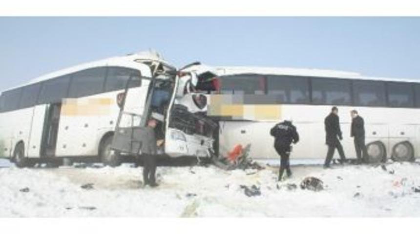 Muş&rsquo;ta Yoğun Sis Kazaya Yol A&ccedil;tı: 4 &Ouml;l&uuml;, 15 Yaralı