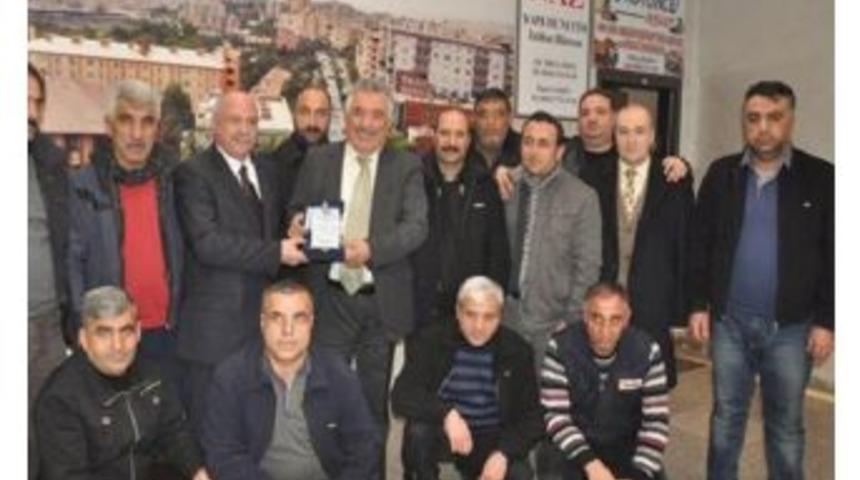 Belediye İş Sendikasından Selim Sadak’a Plaket