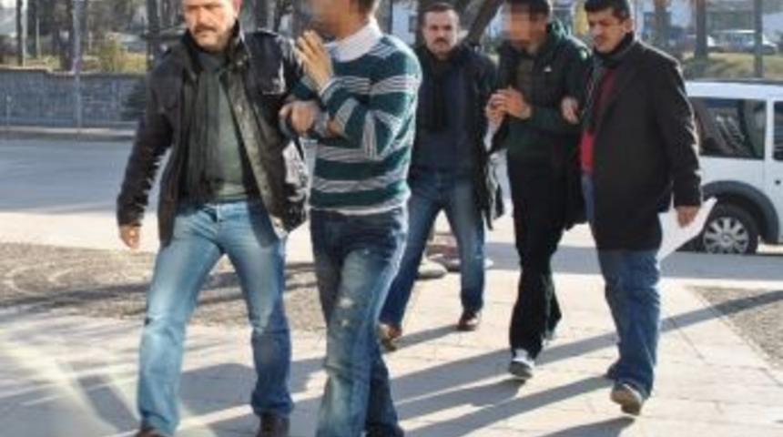 Ev Soygununda 3 G&ouml;zaltı