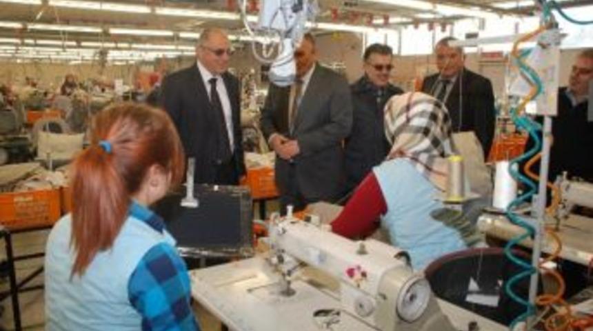 Tekstil Fabrikasını Gezip İş&ccedil;ilerle Yemek Yediler