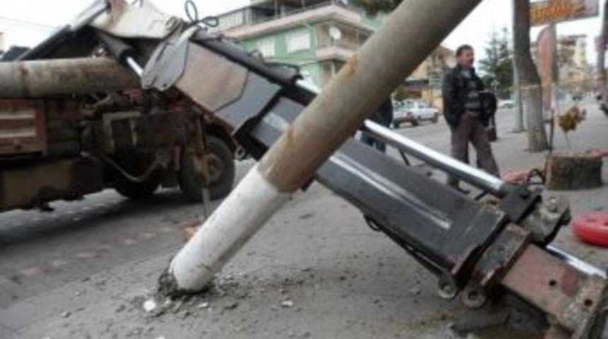 Demirci&rsquo;de Direk İşyerinin &Uuml;zerine Devrildi