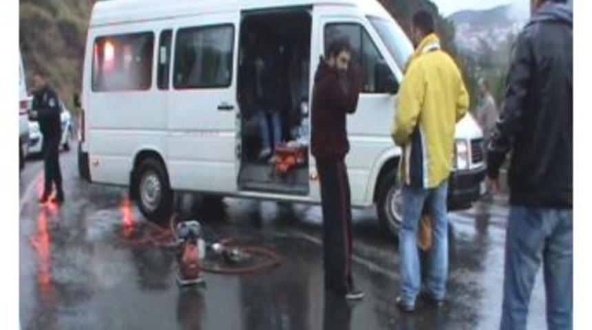 Marmaris&rsquo;te Tiyatrocuları Taşıyan Minib&uuml;s Kaza Yaptı: 1'i Ağır 8 Yaralı