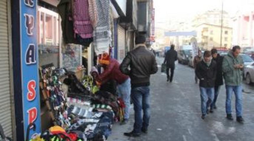 Hakkari&rsquo;de Bazı Esnaflar Kepenk A&ccedil;tı