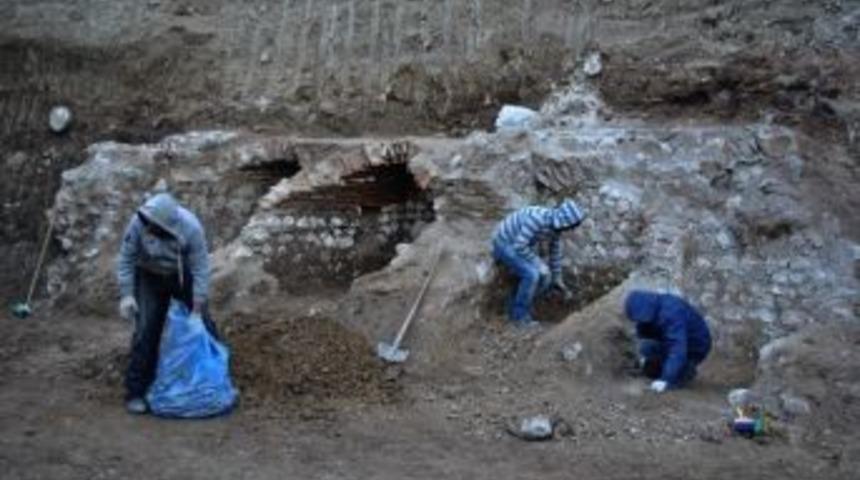 İnşaat Kazısında Mezarlık Buldular