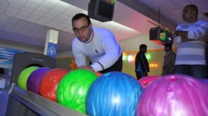 Engelli Sporcular Bowling Turnuvasında Ter D&ouml;kt&uuml;