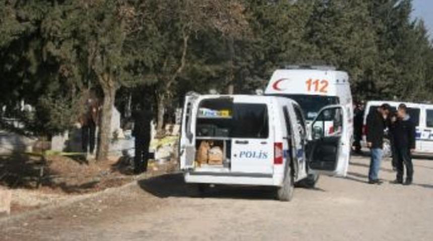 Mezarlıkta Kendini Asarak İntihar Etti