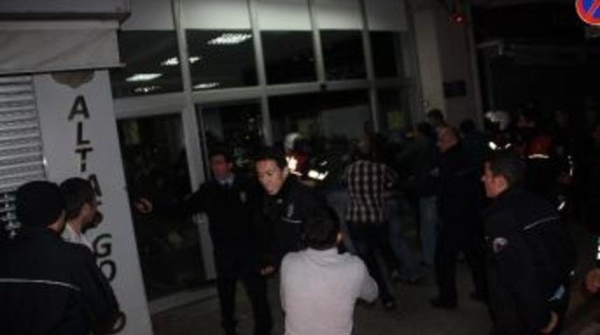 Karşıt G&ouml;r&uuml;şl&uuml; İki Grup Arasında Arbede