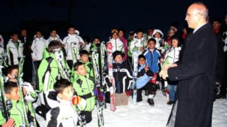 Bitlis'te Kayak &Ouml;ğrenmek Isteyen &Ouml;ğrencilere Kayak Takımı Hediye Edildi