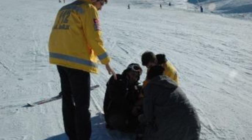 Paland&ouml;ken&rsquo;in Zirvesinde Kayak Yaparken Yaralandı