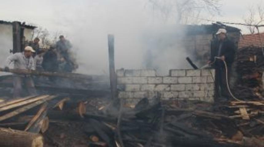 Elektrik Kontağından &Ccedil;ıkan Yangın Marangozhaneyi K&uuml;l Etti