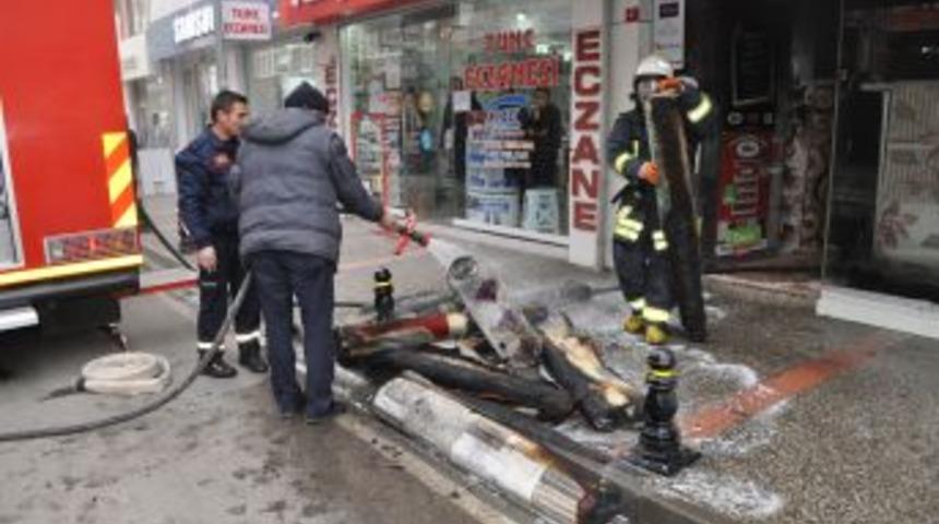 Elektrik Prizinden &Ccedil;ıkan Kıvılcım Halı D&uuml;kkanını Yaktı