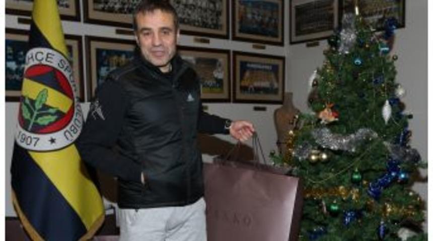 Fenerbah&ccedil;e Teknik Heyeti Ve Futbolcular, Yılbaşı Hediyelerini Aldılar