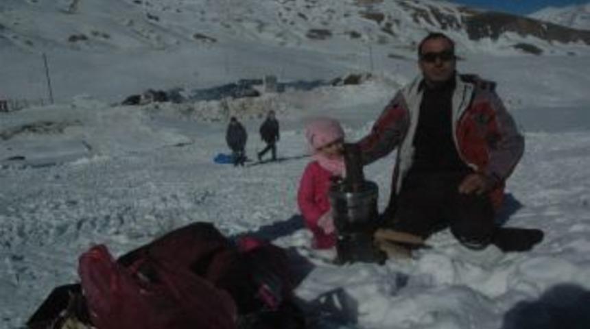 Hakkari’de Kayak Sezonu Açıldı