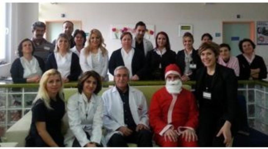 Doktor Adayları Noel Baba Kıyafeti Giyerek Hediye Dağıttı