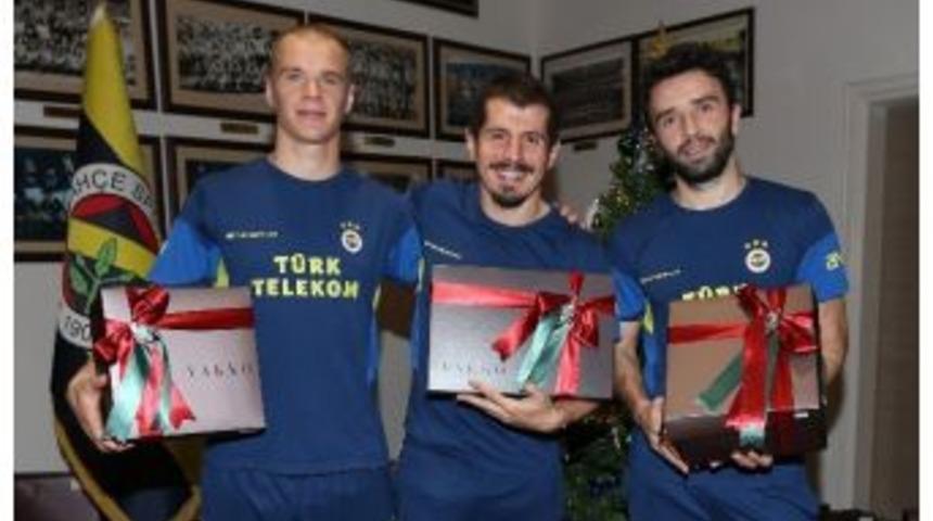 Fenerbah&ccedil;eli Futbolcular Ve Teknik Heyet, Yılbaşı Hediyelerini Aldı