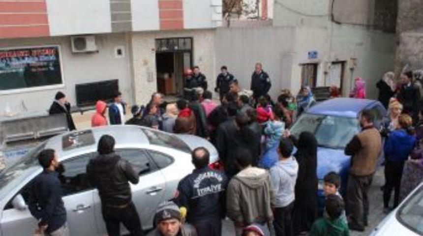 &Ccedil;ocukların Kibrit Oyunu Yangın &Ccedil;ıkardı, 8 Kişi Dumandan Zehirlendi