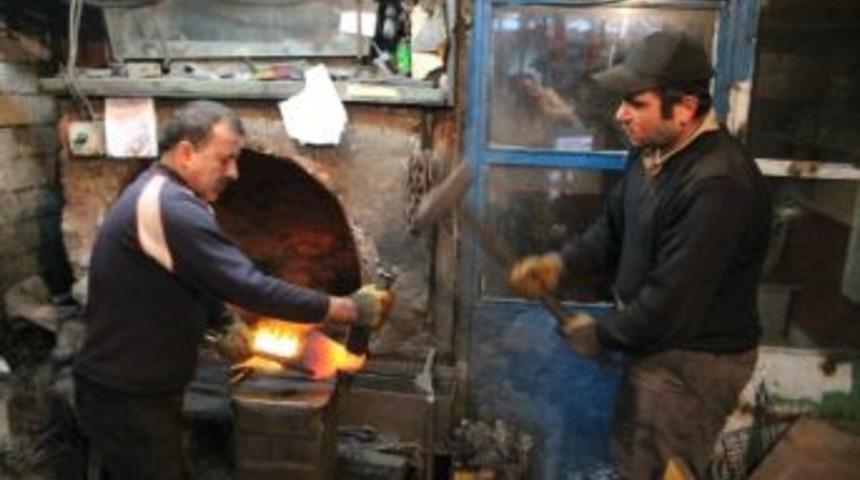 Osmanlı&rsquo;nın Torunları Demiri D&ouml;vmeye Devam Ediyor