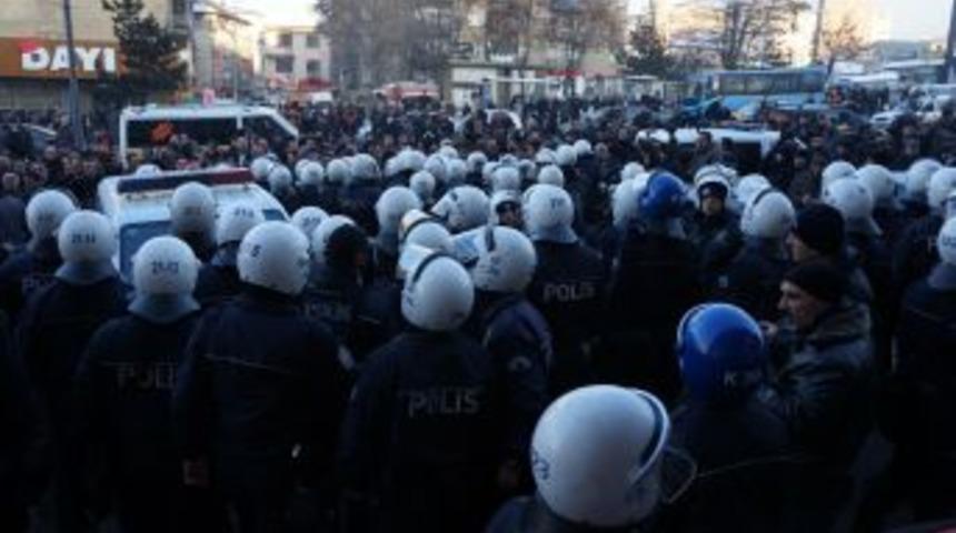 R&uuml;şvet Ve Yolsuzluk Protestosuna AK Partili Gen&ccedil;ler M&uuml;dahale Etti