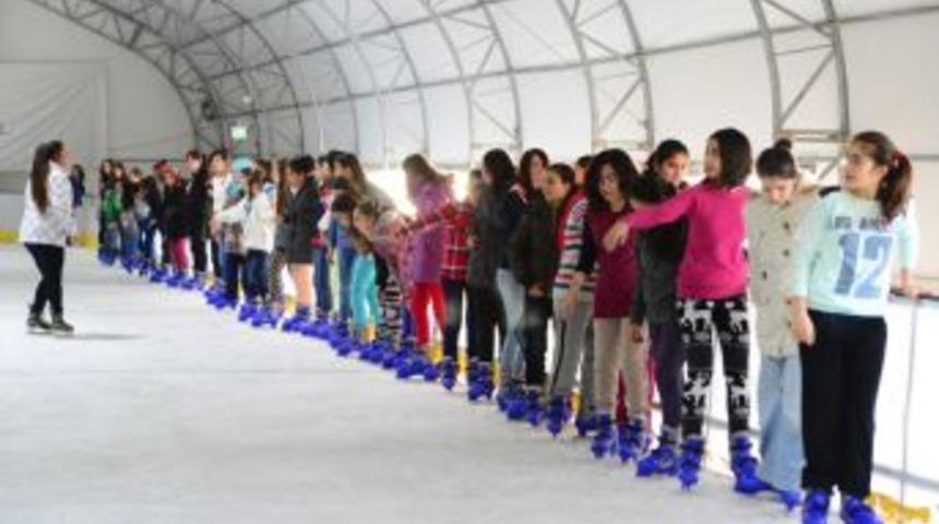 &Ouml;ğrenciler, Buz Pateninde Stres Attı