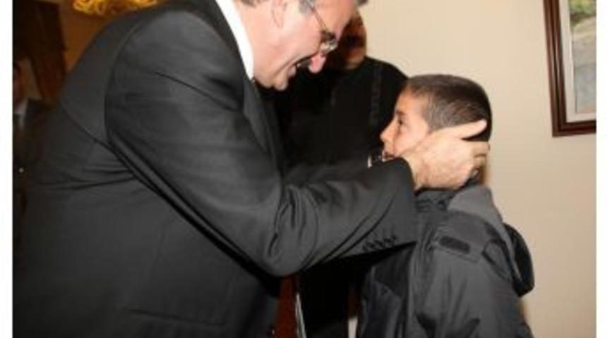 Vanlı Minik G&uuml;reş&ccedil;iler Eski Valileri Karaloğlu&rsquo;nu Ziyaret Etti