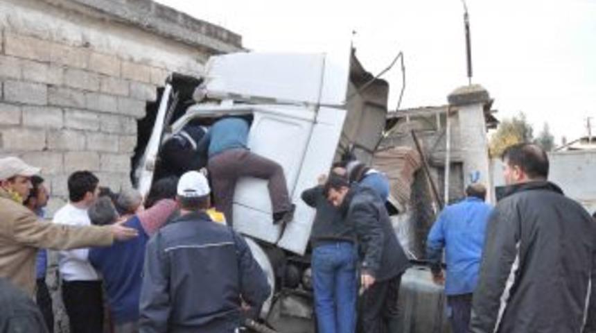 Otomobile &Ccedil;arpan TIR, Değirmen D&uuml;kkanına Girdi