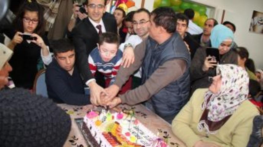 Engelliler, Merkezlerinin Birinci Yılını Pasta Keserek Kutladılar