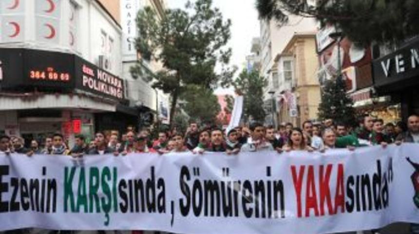 İzmir&rsquo;de 10 Bin Kişi Yolsuzluk Iddialarını Protesto Etti
