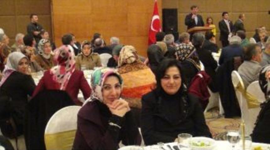 Bakan Davutoğlu, Van&rsquo;da Kanaat &Ouml;nderleriyle Bir Araya Geldi