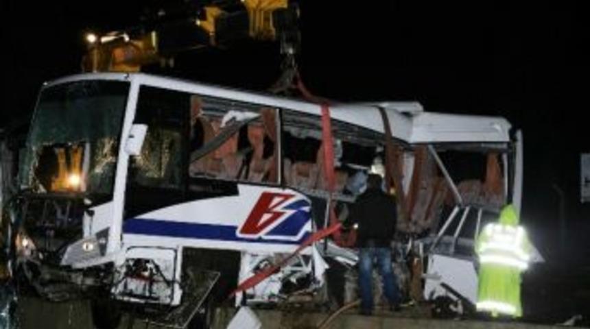 Servis Aracı Kanala U&ccedil;tu: 2 &Ouml;l&uuml;, 18 Yaralı